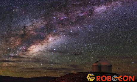Dải Ngân hà phát sáng trên bầu trời đêm tại Đài quan sát La Silla, Chile.