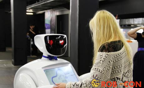 Robot Promobot IR77 trốn thoát khỏi phòng thí nghiệm