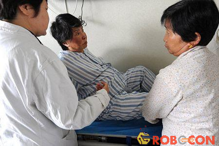 Các bác sĩ thăm khám cho bà mẹ 60 tuổi