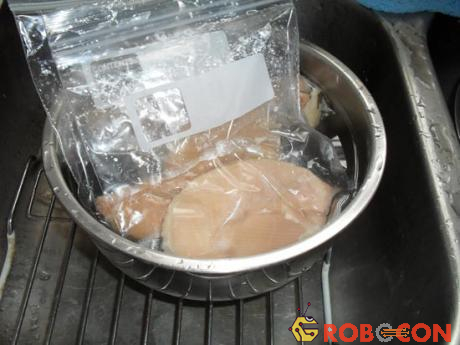 cho đồ ăn vào túi nilon trước khi cho vào bát nước nóng