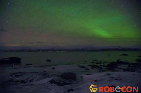 Toàn cảnh bầu trời cực quang ở Bắc Cực nhìn từ xa.