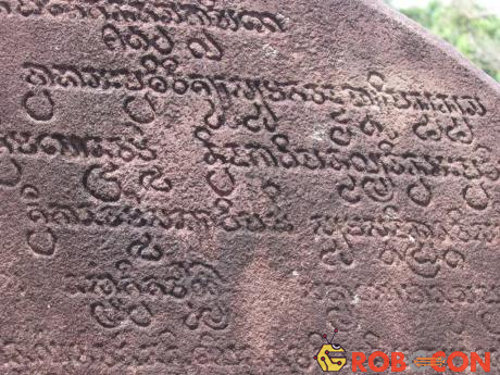 Ngôn ngữ Chăm cổ đại được khắc trên bia đá