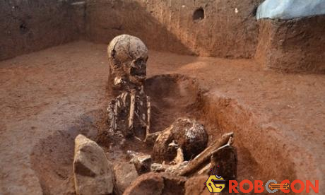 Bằng chứng đầu tiên về cách chôn cất cơ bản ở Cánh đồng Chum. 