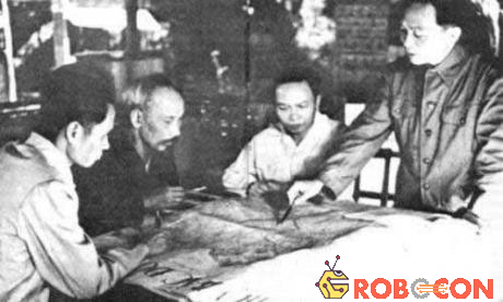 Đại tướng Võ Nguyên Giáp báo cáo với Bác Hồ về kế hoạch tác chiến