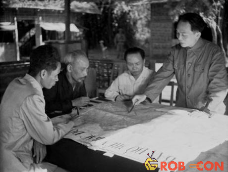 Đại tướng Võ Nguyên Giáp đang bàn kế hoạch tác chiến ở Tây Nguyên