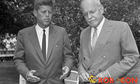 Tổng thống John Kennedy (trái ảnh) và cựu Giám đốc CIA Allen Dulles. 