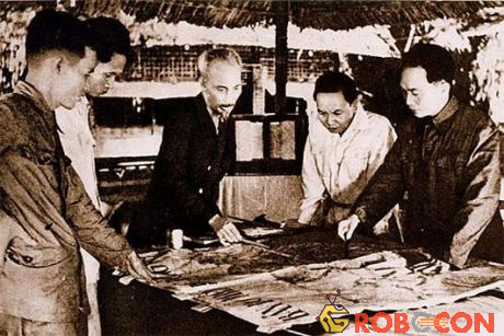 Tướng Giáp cùng các lãnh đạo thống nhất kế hoạch tiến đánh Điện Biên Phủ năm 1954