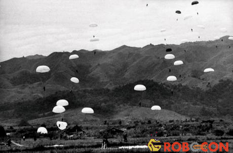 Quân đội Pháp nhảy dù vào Điện Biên Phủ