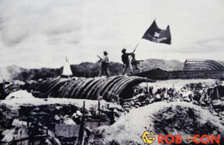 Lá cờ chiến thắng tung bay tại Điện Biên Phủ