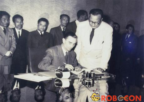 Ông Tạ Quang Bửu ký hiệp định Geneva