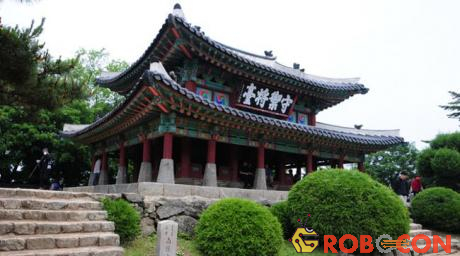 Bên cạnh mục đich phòng thủ Namhansanseong cũng được sử dụng làm hoàng cung