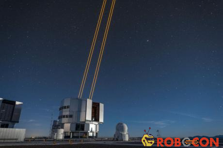 Một trong bốn kính viễn vọng quang học ở đài quan sát thiên văn Paranal 