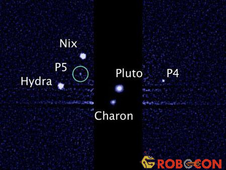 Diêm Vương và 5 mặt trăng được biết đến cho tới nay gồm cả P5 trong ảnh chụp của kính viễn vọng không gian Hubble.