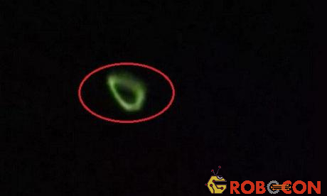 UFO hình hào quang màu xanh lá trên bầu trời Italy.