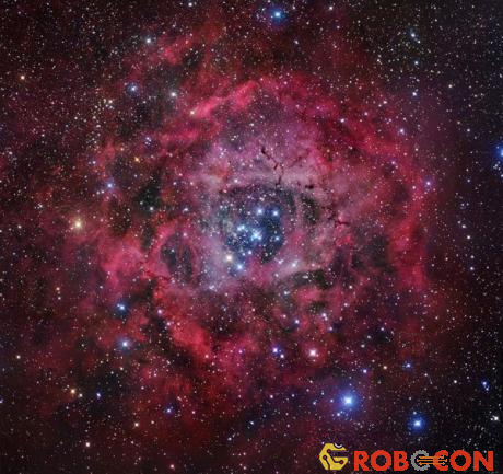 Tinh vân Mân Khôi có dạng gần tròn nằm ở biên của một đám mây phân tử khổng lồ trong chòm sao Kỳ Lân. Tinh vân này nằm cách Mặt Trời khoảng 5200 năm ánh sáng.