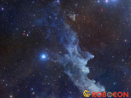 Tinh vân Phù thủy nằm trong chòm sao Cepheus cách trái đất khoảng 7000 năm ánh sáng. Tinh vân này được phát hiện ra bởi Caroline Herschel vào năm 1787. Người anh trai của bà, William Herschel, đã phát hiện ra ánh sáng hồng ngoại vào năm 1800.