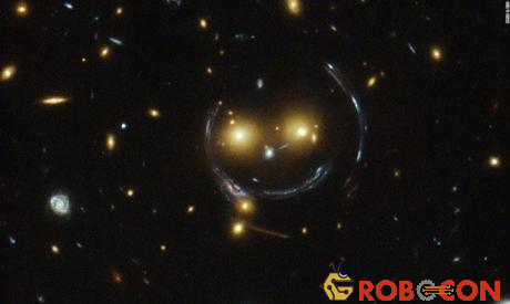 Kính thiên văn Hubble chụp được bức ảnh cụm thiên hà khổng lồ SDSS J1038+4849 có hình dạng giống một khuôn mặt cười.