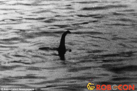 Bức ảnh nổi tiếng nhất năm 1934 chụp quái vật hồ Loch Ness.