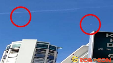 Hai vật thể hình cầu bay bí ẩn xuất hiện tại Malaysia.