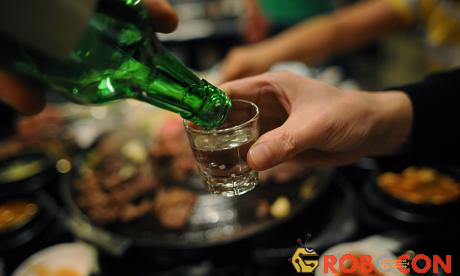 Nhiều người cho rằng có thể giải rượu nhanh bằng cách uống nước chanh đá.
