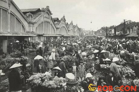 hàng trăm loại hàng hóa tập trung về khu vực chợ Đồng Xuân và các khu chợ trong thành phố để phục vụ cho việc chuẩn bị Tết của các gia đình.
