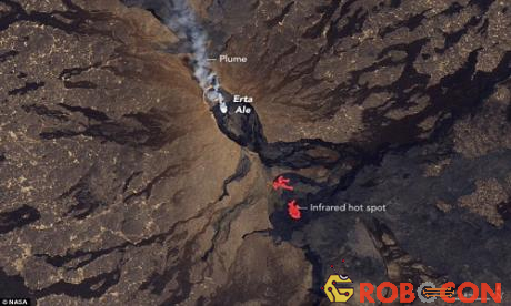 Hình ảnh do Cơ quan Hàng không Vũ trụ Mỹ (NASA) công bố cho thấy Erta Ale, ngọn núi lửa hình khiên gần biên giới Ethiopia và Eritrea, xuất hiện nhiều vết nứt mới làm trào ra lượng lớn dung nham, Live Science hôm 31/1 đưa tin.