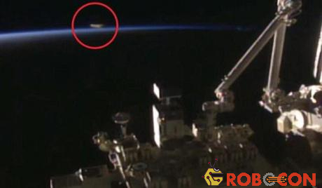 Vật thể lạ (khoanh đỏ) bay gần ISS.
