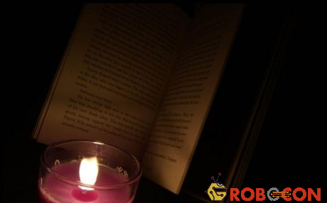 Đọc sách trong môi trường ánh sáng kém như dưới ngọn nến không ảnh hưởng đến thị lực.