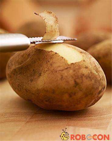 Cho vỏ khoai tây cùng nước vào ấm và đun chừng 10 phút, các lớp cặn sẽ tự bong ra.