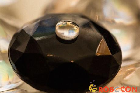 Tinh thể kim cương có thể thay thế tinh thể sapphire vì nó ít giòn hơn và dễ uốn cong hơn.