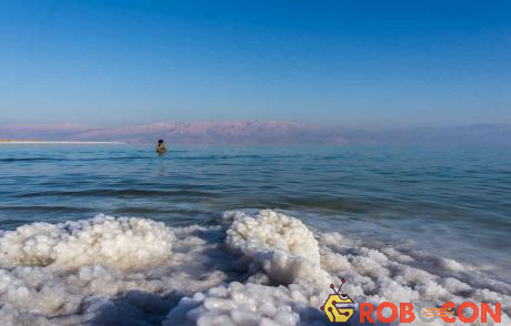 Muối bốc hơi ở Biển Chết - một ví dụ về nguồn của Brom