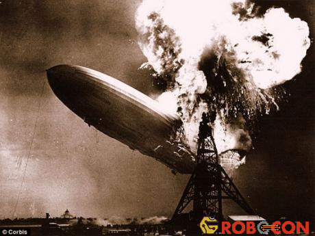 Hình ảnh thảm họa lịch sử khinh khí cầu Hindenburg bốc cháy.