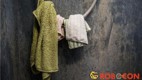 Khăn tắm không được giặt thường xuyên sẽ trở thành môi trường thuận lợi cho nhiều vi khuẩn và mầm bệnh sinh sôi.