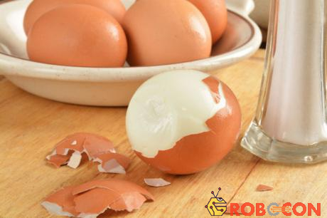 Vỏ trứng chứa rất nhiều canxi.