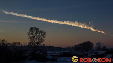Vệt sáng đường đi với vận tốc gấp 44 lần vận tốc âm thanh của thiên thạch lao vào nước Nga năm 2013. 