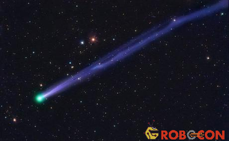 Hình ảnh sao chổi 45P phát ánh sáng xanh huyền ảo trên bầu trời.