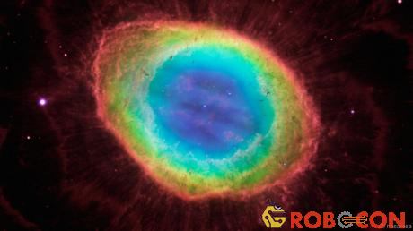 Sau khi ghép tất cả các phổ màu của Chiếc Nhẫn (Ring) vào, Hubble đã cho ra hình ảnh thực sự của tinh vân này. Nó thuộc chòm sao Lyra và cách Trái Đất 2.000 năm ánh sáng.