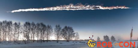 Thiên thạch rơi ở Chelyabinsk bốc cháy trong khí quyển, gây nên tiếng nổ lớn kèm theo ánh sáng chói lòa trên bầu trời.