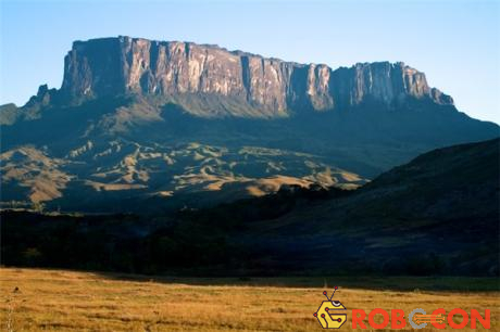 Núi Roraima có đỉnh bằng phẳng giống như một chiếc bàn rộng 31km vuông, trên những vách núi dựng thẳng đứng cao 400m.