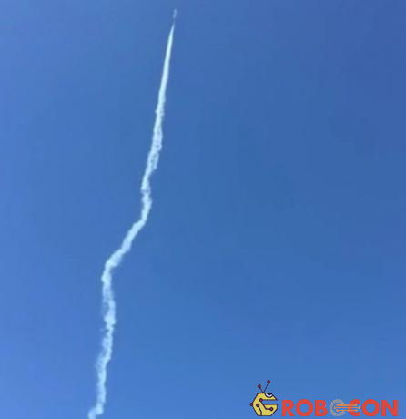 Máy bay tiêm kích của Chile dường như suýt đâm vào một vật thể lạ màu trắng bay xẹt qua bầu trời.