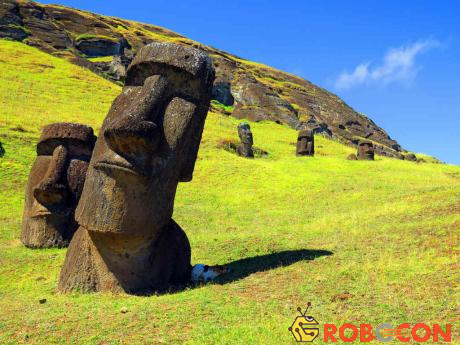 Tượng đá ở đảo Phục Sinh hay còn gọi là Moai.