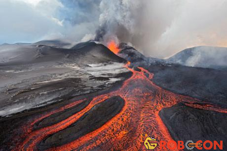 Nguyên nhân gây ra đại tuyệt chủng hàng loạt vẫn còn tranh cãi, có thể là do núi lửa phun trào.