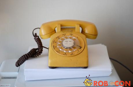 Những ngày đầu của dịch vụ điện thoại, người dùng cần phải gọi điện thoại tới điều phối viên và yêu cầu được nối máy tới một đường dây cụ thể nào đó.