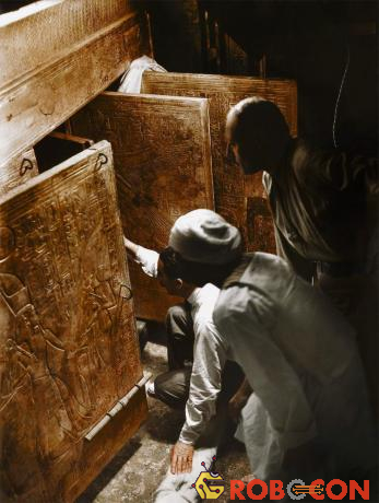 Nhà khảo cổ Howard Carter, Arthur Callender cùng những công nhân Ai Cập đang mở những cánh của ở đáy mộ và lần đầu tiên nhìn thấy được quan quách của Tutankhamun.