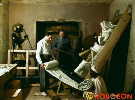 Howard Carter, Arthur Callender và các công nhân Ai Cập đang bọc vải quanh tượng lính gác để vận chuyển.