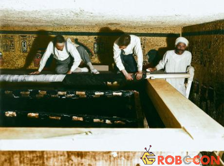 Carter, Mace và các công nhân Ai Cập đang cẩn thận cuốn lớp vải phủ lên chiếc hòm thứ 2.