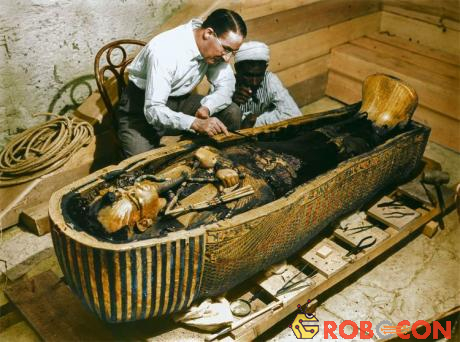 Ông cùng một công nhân khác đang quan sát bên trong quan quách vàng đúc của Tutankhamun.
