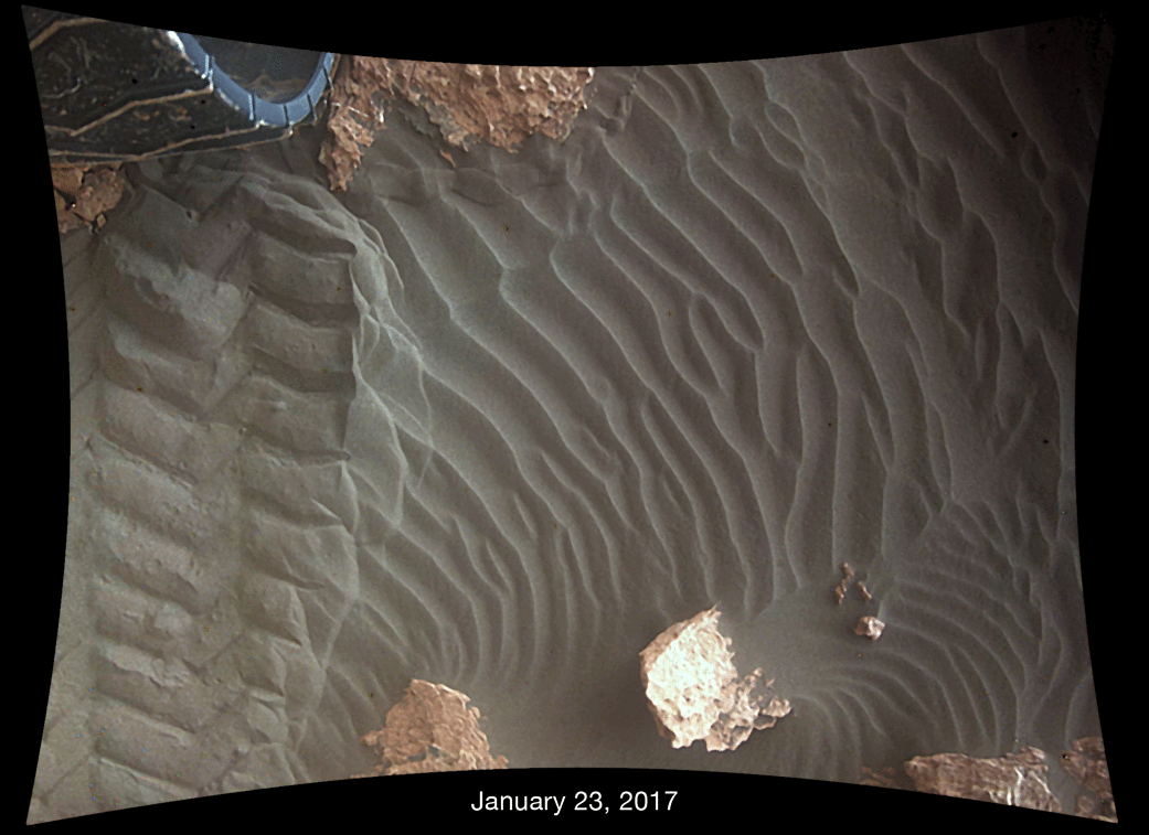 Sự thay đổi các cồn cát lớn trên sao Hỏa trong 1 ngày, chứng tỏ chúng đã được các cơn gió định hình.