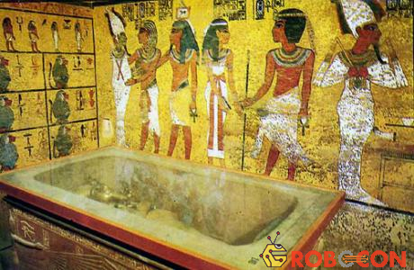 Căn phòng để quan tài bằng vàng của Pharaoh Tutankhamun trong lăng mộ.