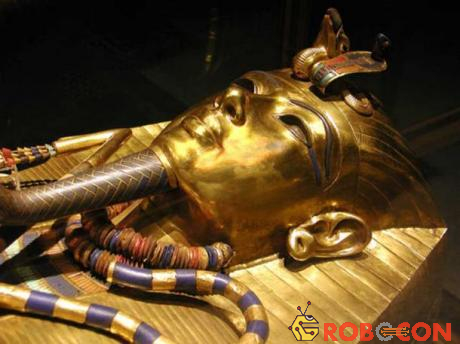 Khuôn mặt của Pharaoh ở bên ngoài quan tài được chế tác tinh xảo đến từng đường nét.